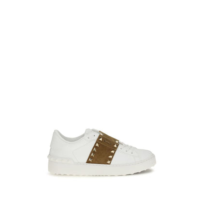 Sneakers by Valentino Garavani for women in bos taurus calf suede leather white & signature presents a sumptuous silhouette, artfully capturing the essence of the Rockstud Women's Fashion Bos Taurus Calf Suede Leather Sneakers with its sumptuous fashion style design.
