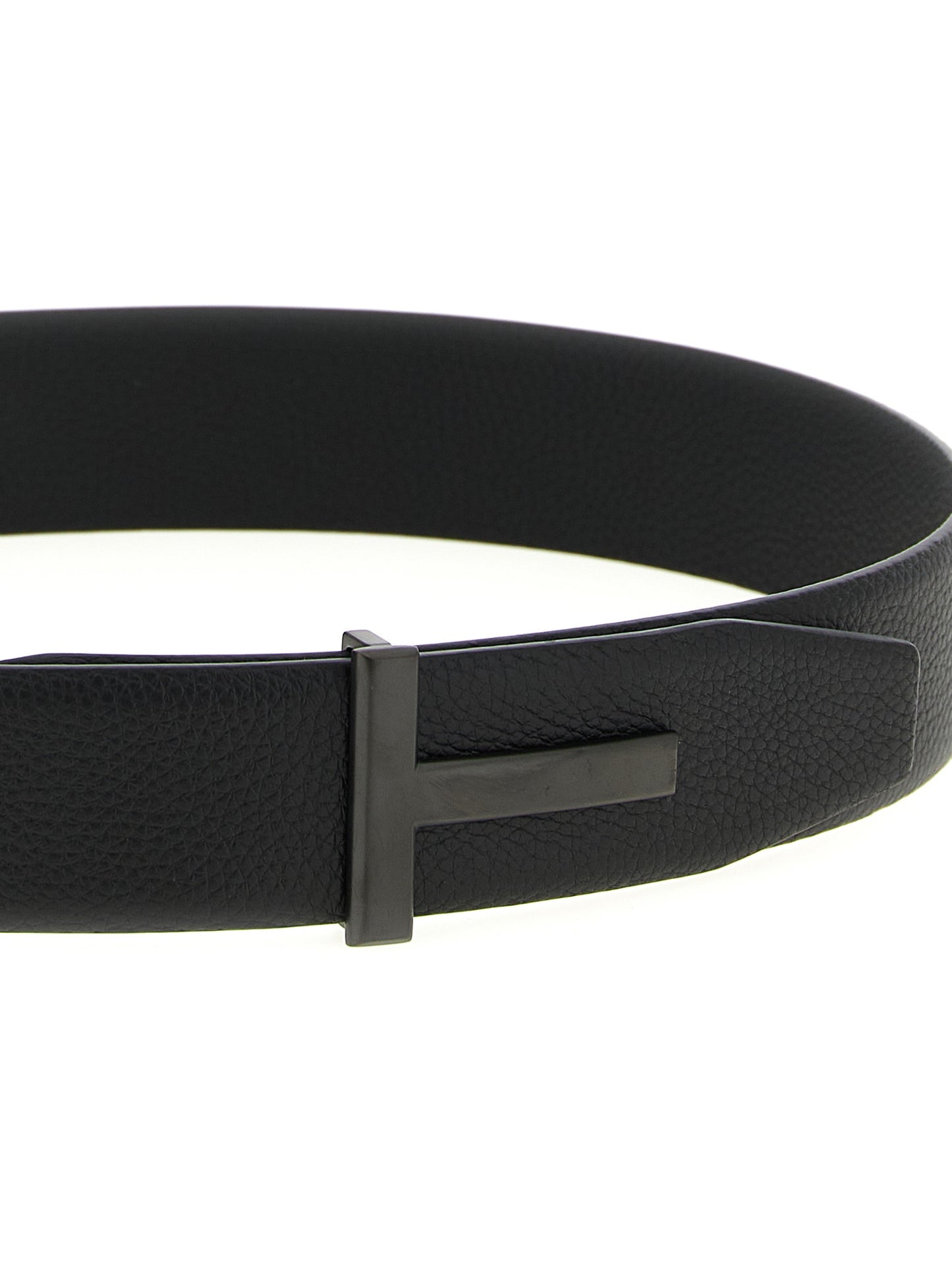 Belt by Tom Ford for men in palladium brass & calf leather black & palladium features a versatile silhouette, artfully showcasing the versatile design of the Icon Palladium Brass & Calf Leather Belt for a sophisticated, premium finish.