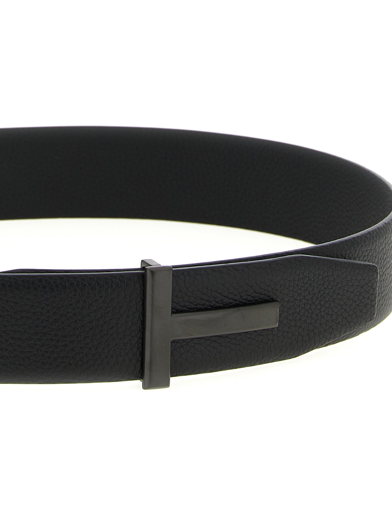 Belt by Tom Ford for men in palladium brass & calf leather black & palladium features a versatile silhouette, artfully showcasing the versatile design of the Icon Palladium Brass & Calf Leather Belt for a sophisticated, premium finish.
