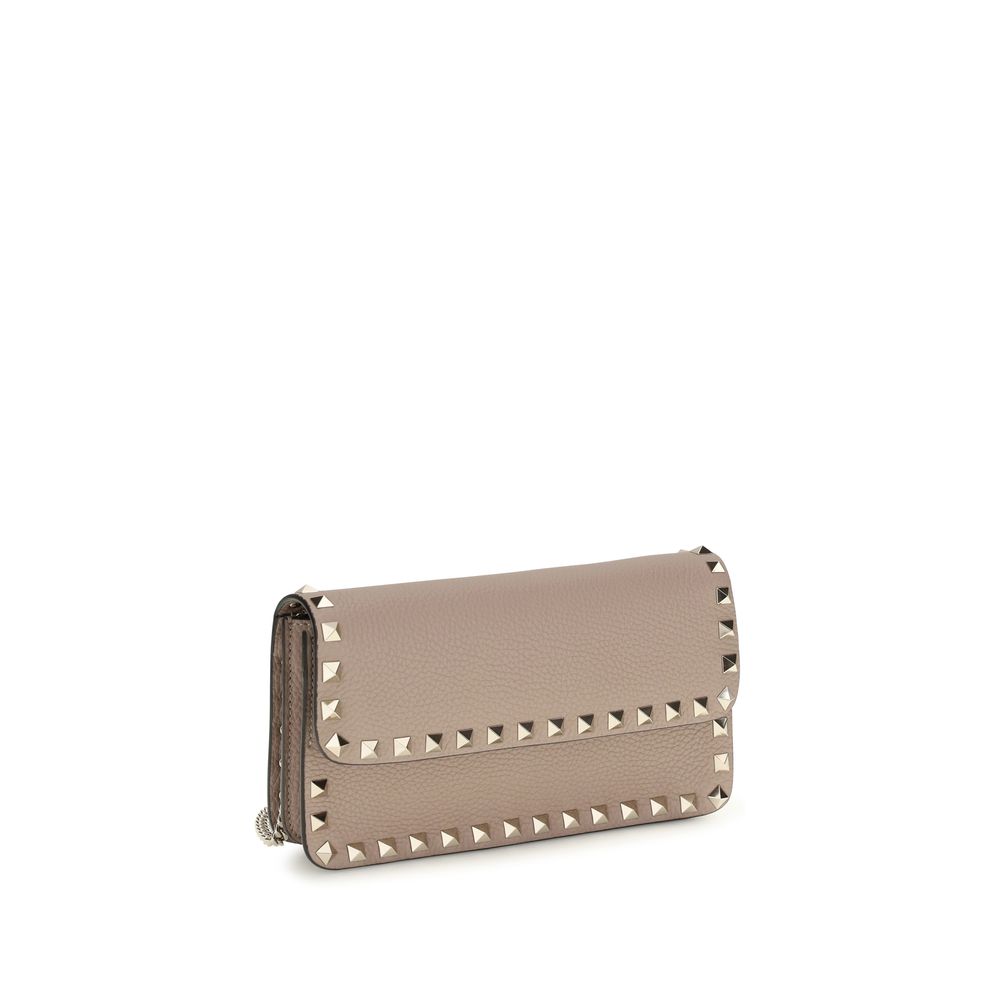 Cardholder Wallet by Valentino Garavani for women in bos taurus calf leather multicolor & signature showcases a discerning silhouette, artfully capturing the essence of Rockstud Bos Taurus Calf Leather Cardholder Wallet with its functional card-organization chain.