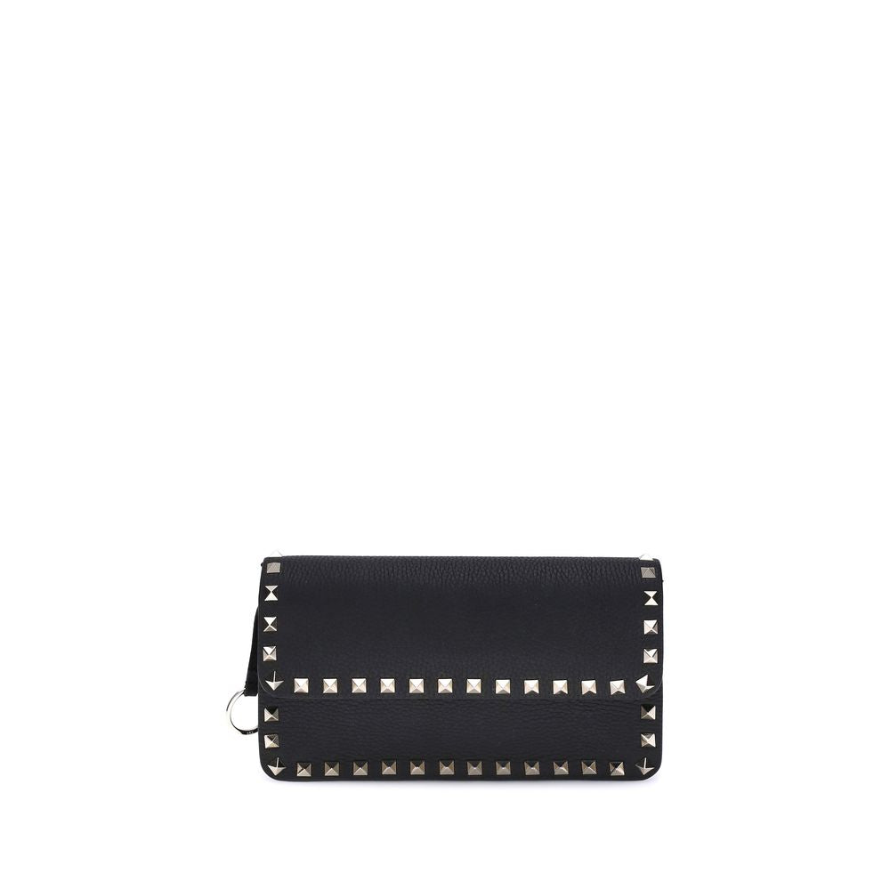 Cardholder Wallet by Valentino Garavani for women in bos taurus calf leather black & signature showcases a discerning silhouette, artfully capturing the essence of Rockstud Bos Taurus Calf Leather Cardholder Wallet with its functional card-organization chain.