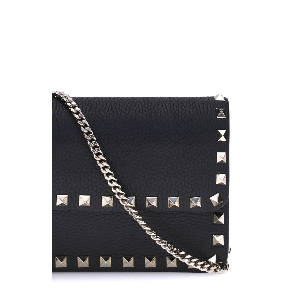 Cardholder Wallet by Valentino Garavani for women in bos taurus calf leather black & signature presents a architectural silhouette from the Rockstud Bos Taurus Calf Leather Cardholder Wallet collection, showcasing architectural card-organization chain for a architectural finish.