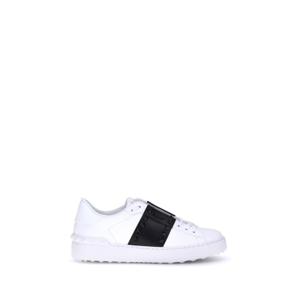 Sneakers by Valentino Garavani for women in bos taurus calfskin leather white features an fashionable silhouette, showcasing the premium Rockstud Women's Low Top Bos Taurus Calfskin Leather Sneakers in a fashionable low-top style that offers a fashionable finish for refined style.
