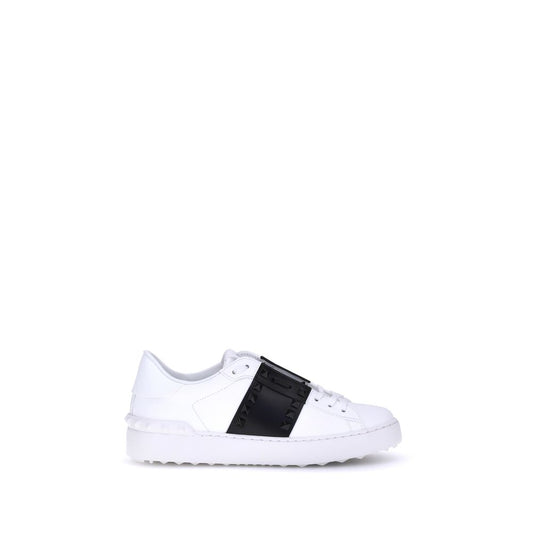 Sneakers by Valentino Garavani for women in bos taurus calfskin leather white features an fashionable silhouette, showcasing the premium Rockstud Women's Low Top Bos Taurus Calfskin Leather Sneakers in a fashionable low-top style that offers a fashionable finish for refined style.