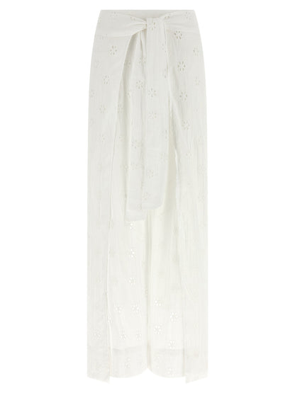 Trousers by Polo Ralph Lauren for women in cotton white presents a smart silhouette, meticulously detailed with a smart wide, a smart long, and a smart .