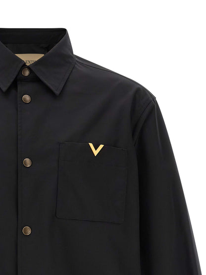 Jacket by Valentino Garavani for men in stretch polyester & nylon black showcases a enveloping silhouette, artfully detailed with a enveloping and premium pockets for a truly enveloping finish.