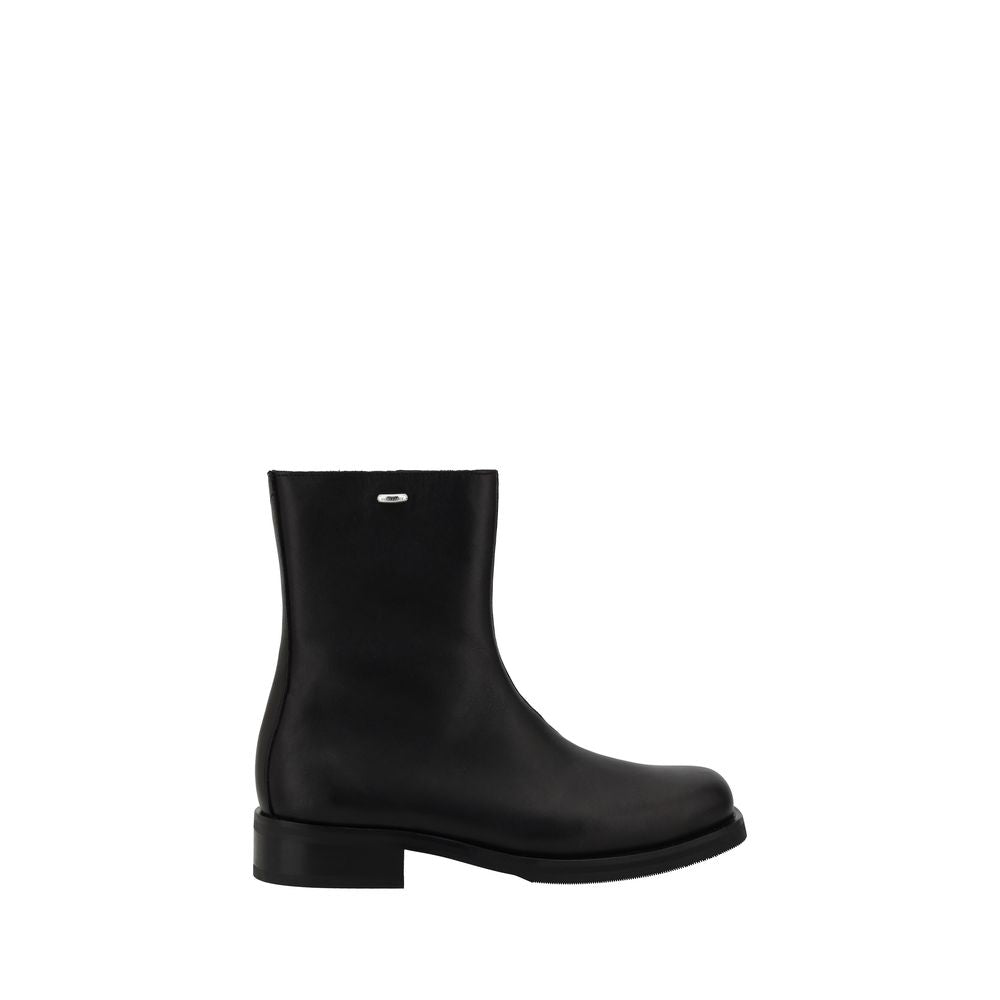Ankle Winter Boots by Our Legacy for men in bos taurus calf leather black features an high-performance silhouette, showcasing the sophisticated design of the Men's Bos Taurus Calf Leather Ankle Winter Boots with a block-heel and a refined .