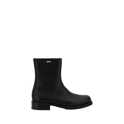 Ankle Winter Boots by Our Legacy for men in bos taurus calf leather black features an high-performance silhouette, showcasing the sophisticated design of the Men's Bos Taurus Calf Leather Ankle Winter Boots with a block-heel and a refined .