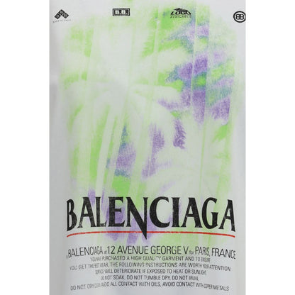 T-Shirt by Balenciaga for women in stretch cotton white, signature & print features an on trend silhouette, perfectly showcasing a on trend and for an elevated aesthetic.