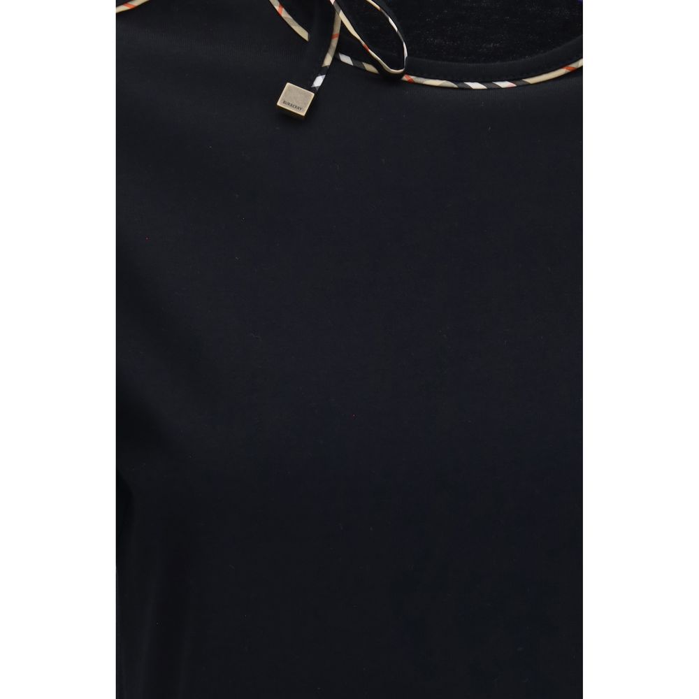 T-Shirt by Burberry for women in cotton black & patterned features an on trend silhouette, perfectly showcasing a on trend and for an elevated aesthetic.