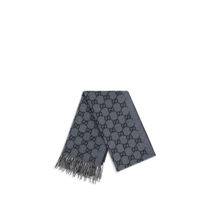 Scarf by Gucci for men in cashmere & capra leather blue & patterned showcases a eye catching silhouette, artfully capturing the essence of the eye catching Gg Cashmere & Capra Leather Foulard Fringes Scarf design for a sophisticated look.