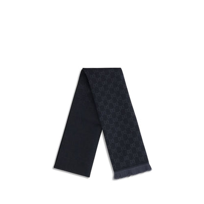 Scarf by Gucci for women in wool black presents a cosy silhouette, artfully capturing the sophisticated design and premium aesthetic of the Gg Wool Frayed-Edge Scarf.