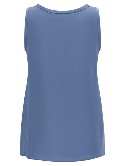 T-Shirt by Brunello Cucinelli for women in silk satin blue features an on trend silhouette, perfectly showcasing a on trend and round neckline for an elevated aesthetic.