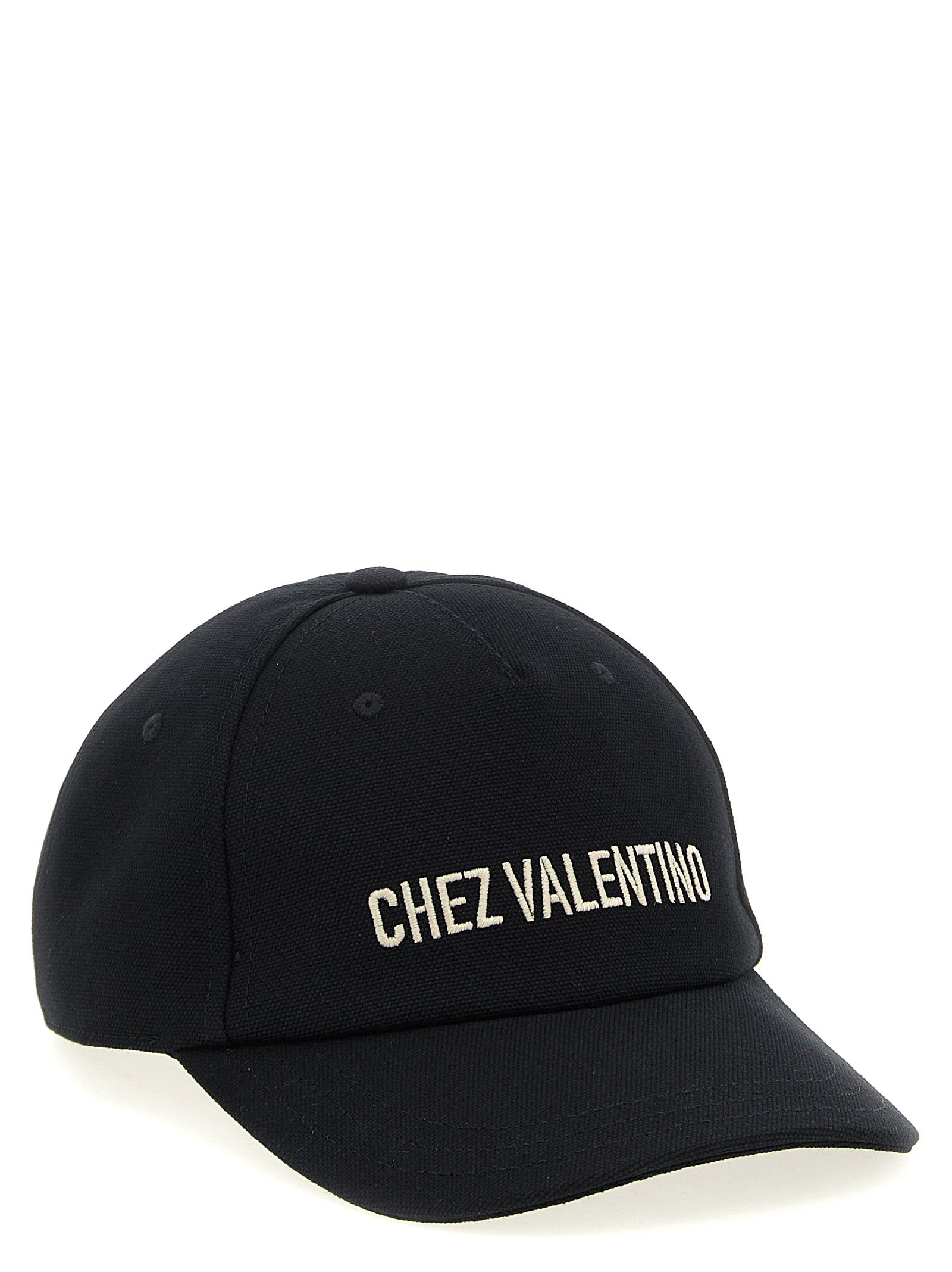This Baseball Cap by Valentino Garavani for men in cotton black presents a distinguished silhouette, meticulously showcasing the signature aesthetic and high-end profile of the Cotton Baseball Cap.