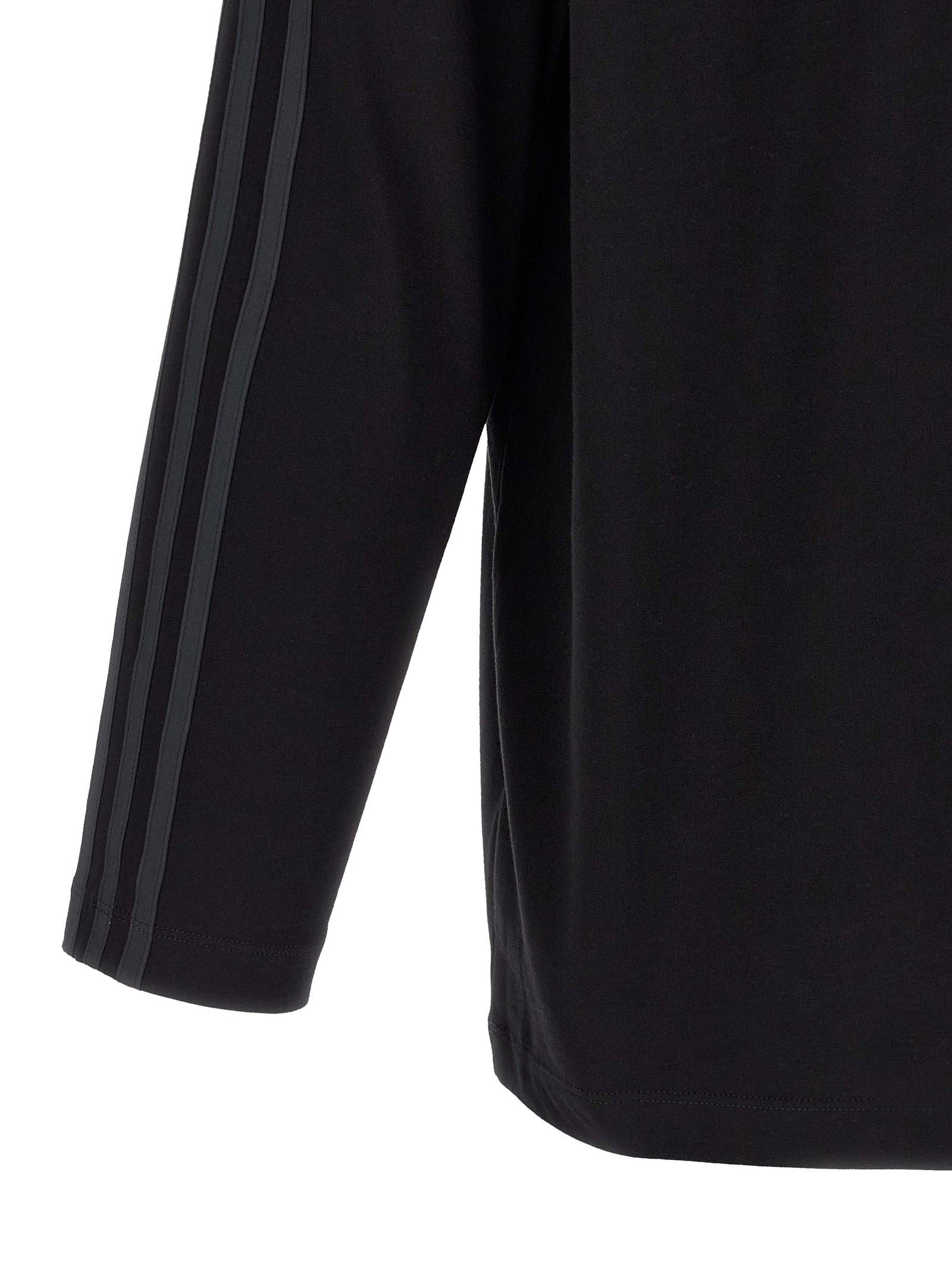 T-Shirt by Y-3 for men in cotton gradient, black, red & striped showcases a unassuming silhouette, artfully detailed with a refined and unassuming for a sophisticated, contemporary look.