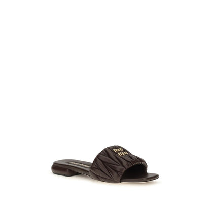 Flat Sandals by Miu Miu for women in bos taurus calf nappa leather brown features an architectural design from the Women's Bos Taurus Calf Nappa Leather Flat Sandals collection, defined by a architectural flat and for a architectural finish.