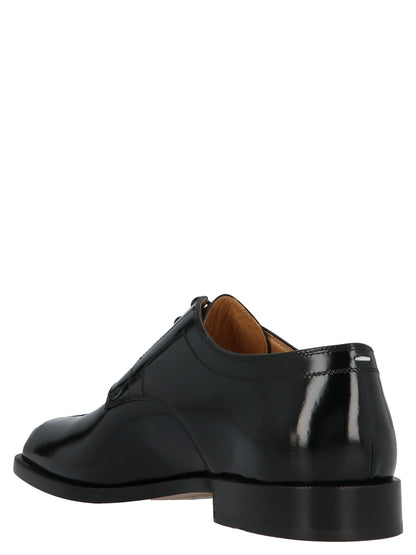 This Lace-Up Shoes by Maison Margiela for men in calfskin leather black features an exquisite silhouette from the Men's Calfskin Leather Lace-Up Shoes collection, defined by a sophisticated and elegant .
