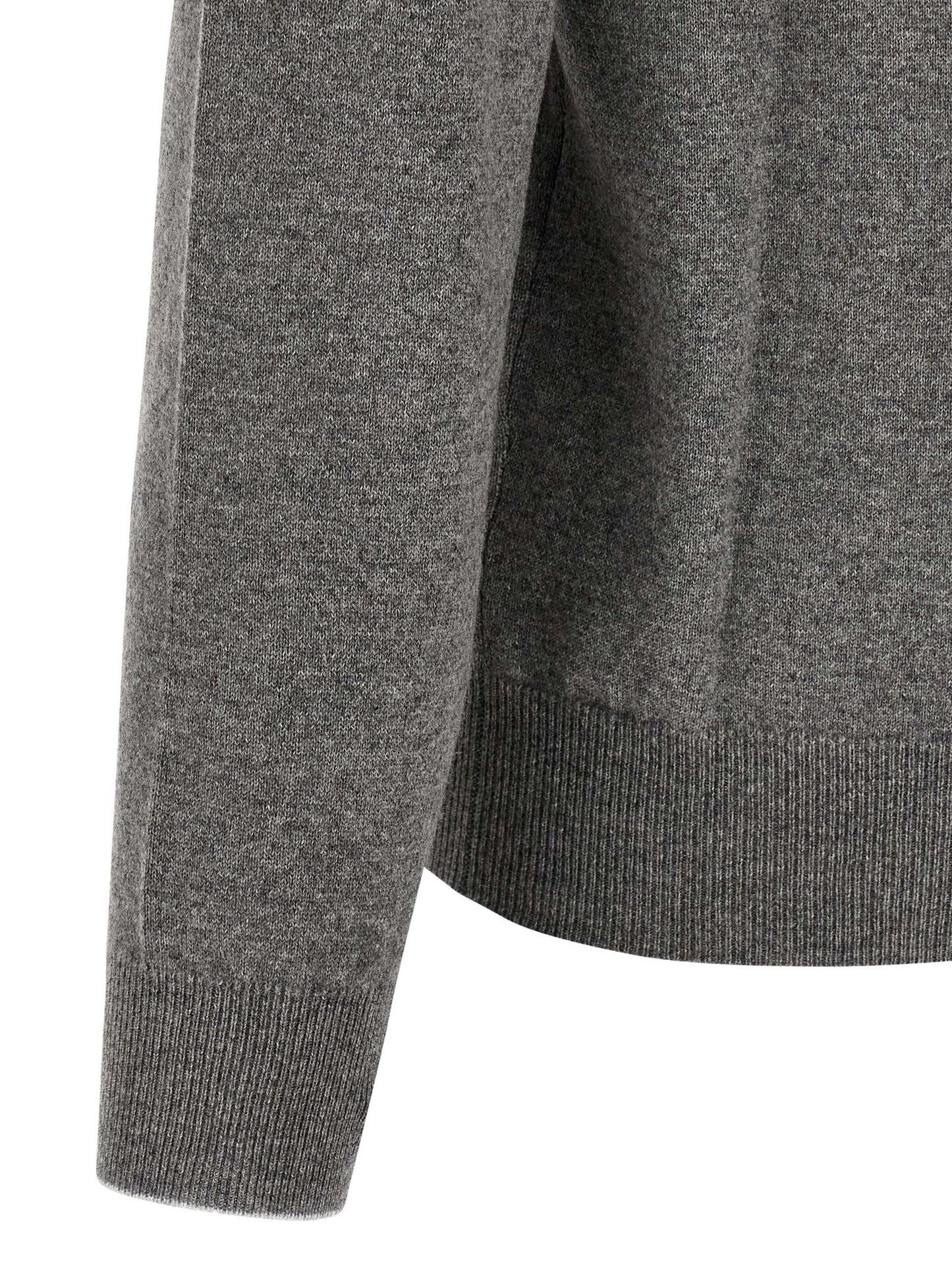 Cardigan by Brunello Cucinelli for men in plush cashmere gray features an impeccable silhouette, showcasing a sophisticated and detail for a truly impeccable finish.