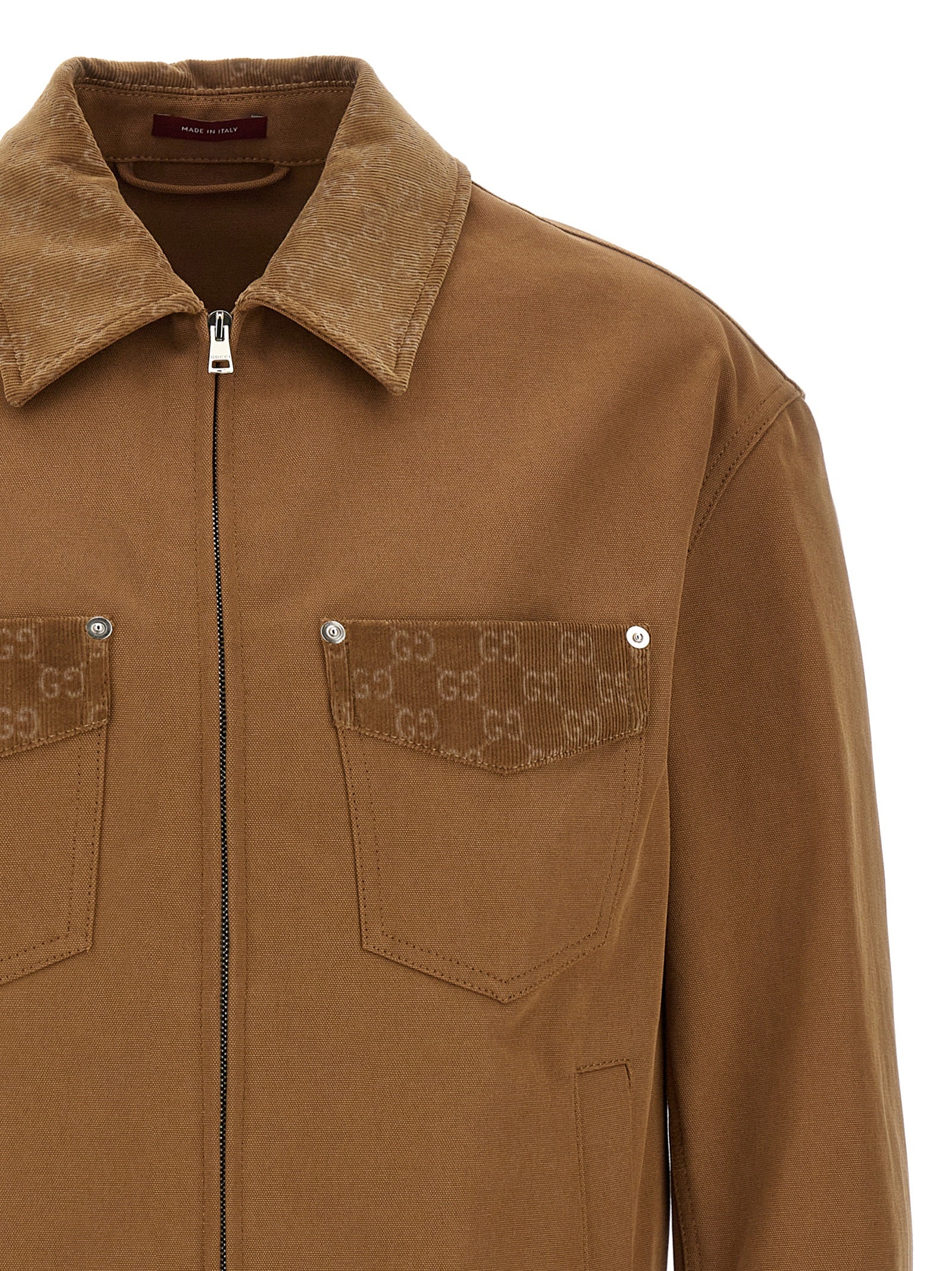 Overcoat by Gucci for men in cotton corduroy & canvas brown showcases a enveloping silhouette, detailed with distinctive pockets and a enveloping shirt-collar neckline.