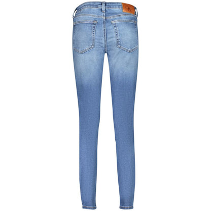 Jeans by Calvin Klein for women in denim cotton blue features an sophisticated mid rise and skinny with a precise long, creating a sophisticated and sophisticated silhouette.