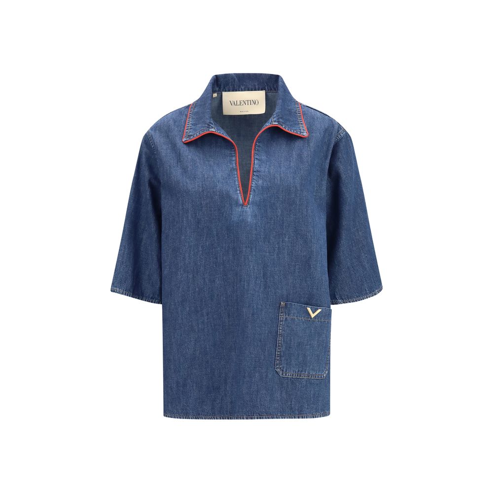 Shirt by Valentino Garavani for women in denim cotton blue, red & signature presents a discerning silhouette, showcasing a sophisticated v-neck neckline and short-sleeve for a truly discerning finish.