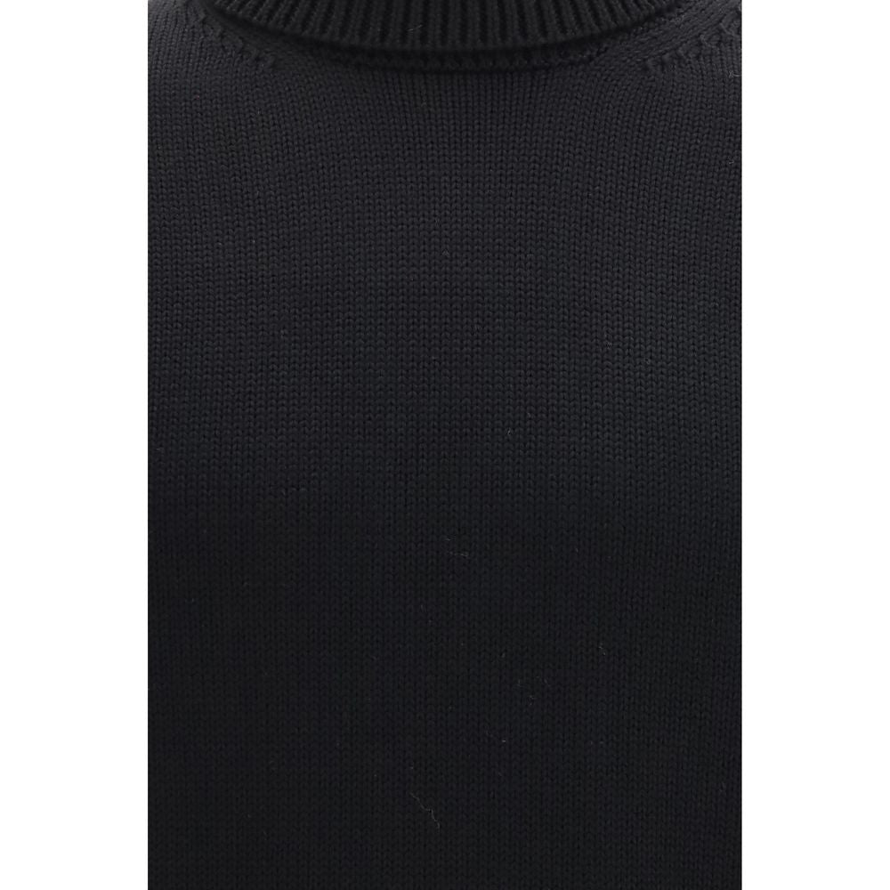 This Sweater by Roberto Collina for men in merino wool black presents a understated silhouette, featuring a sophisticated turtle neckline and for a understated finish.