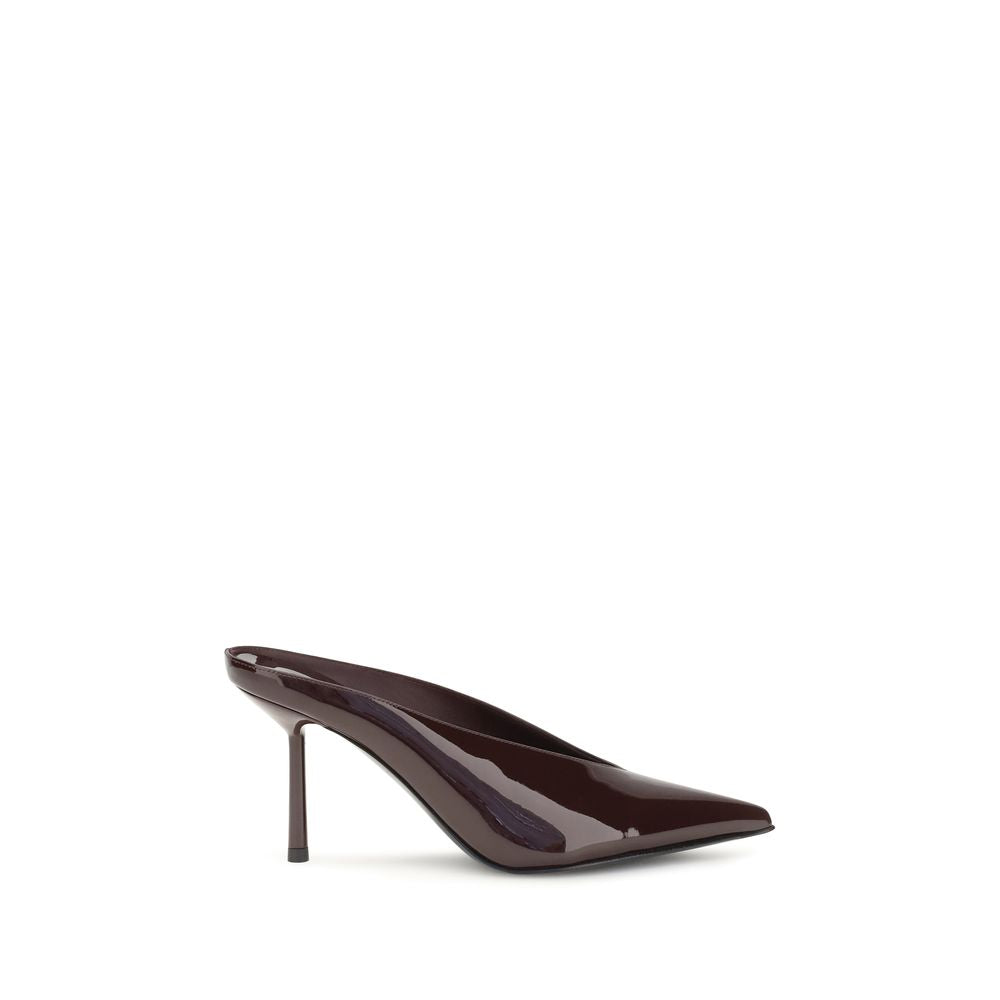 Mules Flat Shoes by LE SILLA for women in bos taurus calf leather bordeaux features an statuesque silhouette from the Women's Bos Taurus Calf Leather Mules Flat Shoes collection, showcasing a and a statuesque pointed toe style for a statuesque look.