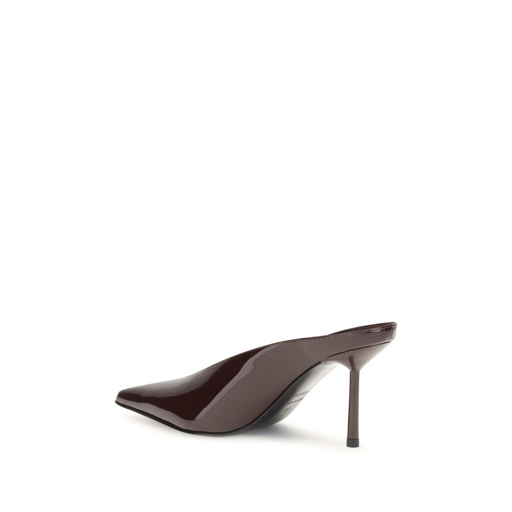 Mules Flat Shoes by LE SILLA for women in bos taurus calf leather bordeaux features an captivating silhouette, showcasing the captivating style of the Women's Bos Taurus Calf Leather Mules Flat Shoes with its distinct and refined pointed toe style.