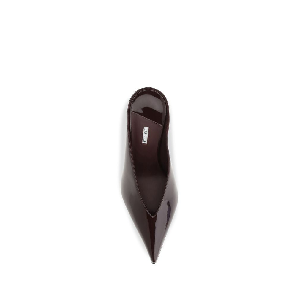 Mules Flat Shoes by LE SILLA for women in bos taurus calf leather bordeaux features an statuesque silhouette from the Women's Bos Taurus Calf Leather Mules Flat Shoes collection, showcasing a and a statuesque pointed toe style for a statuesque look.