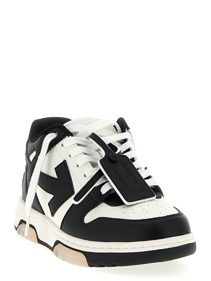 Sneakers by Off-White for men in calfskin leather bicolour, black, white & signature features an timeless silhouette from the Men's Low Top Calfskin Leather Sneakers collection, showcasing a signature low-top style with an timeless finish.