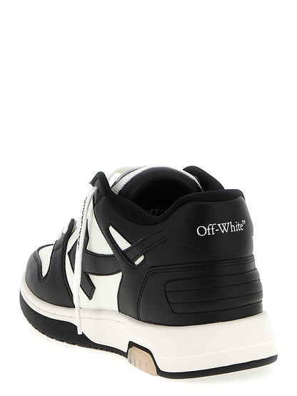 Sneakers by Off-White for men in calfskin leather bicolour, black, white & signature features an fashionable silhouette, showcasing the premium Men's Low Top Calfskin Leather Sneakers in a fashionable low-top style that offers a fashionable finish for refined style.
