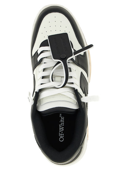 Sneakers by Off-White for men in calfskin leather bicolour, black, white & signature features a chic design, perfectly showcasing the chic low-top style of this Men's Low Top Calfskin Leather Sneakers.