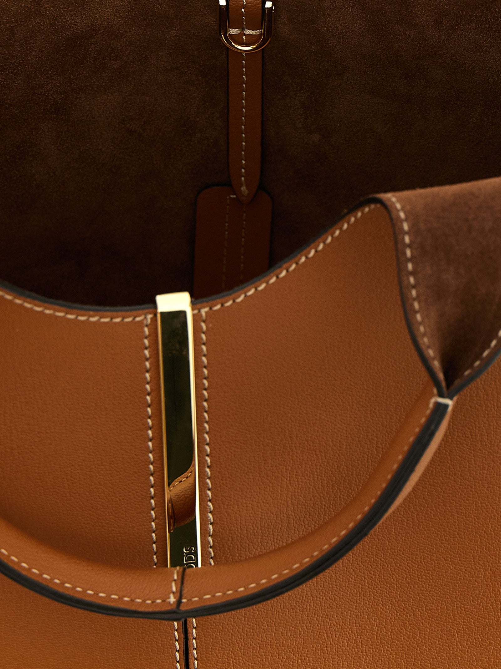 Mni Tote Bag by Tod's for women in calfskin leather brown & gold features an jet-setting Calfskin Leather Mni Tote Bag design with a secure , jet-setting , and versatile shoulder-strap & handle for a jet-setting look.