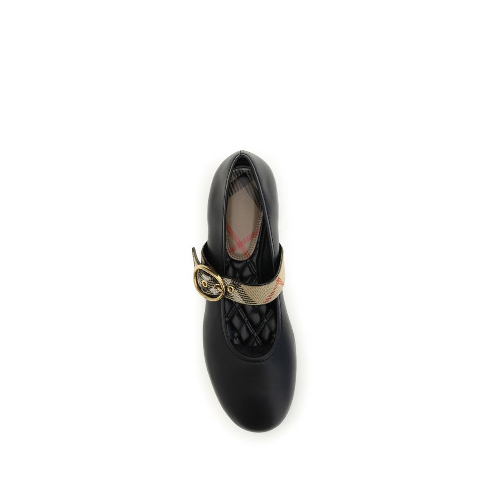 Ballet Flat Shoes by Burberry for women in bos taurus calf leather black, patterned & signature showcases a enchanting silhouette as part of the Women's Bos Taurus Calf Leather Ballet Flat Shoes collection, defined by a enchanting and for a enchanting look.