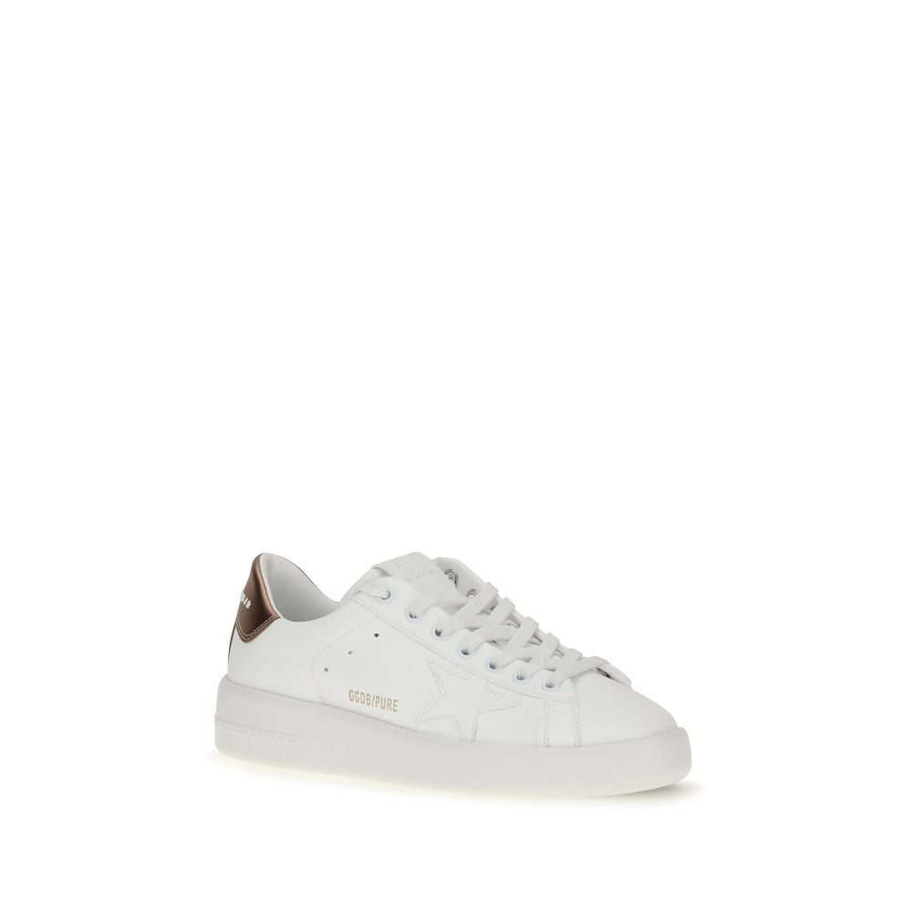 Sneakers by Golden Goose for women in bos taurus calf leather white presents a sumptuous silhouette, artfully capturing the essence of the Star Women's Low Top Bos Taurus Calf Leather Sneakers with its sumptuous low-top style design.