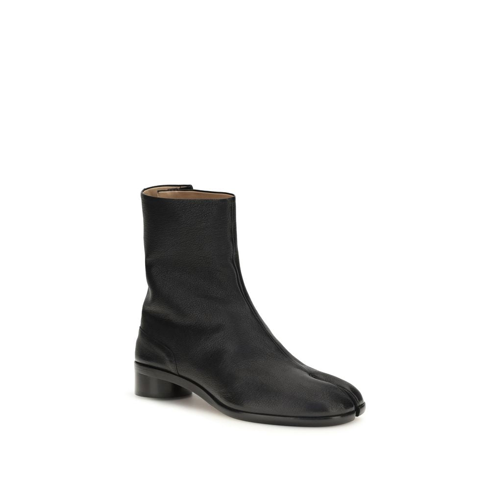 Ankle Boots by Maison Margiela for men in bos taurus calf grained leather black & signature features an avant-garde Icon Men's Bos Taurus Calf Grained Leather Ankle Boots silhouette, defined by a sophisticated and a avant-garde .