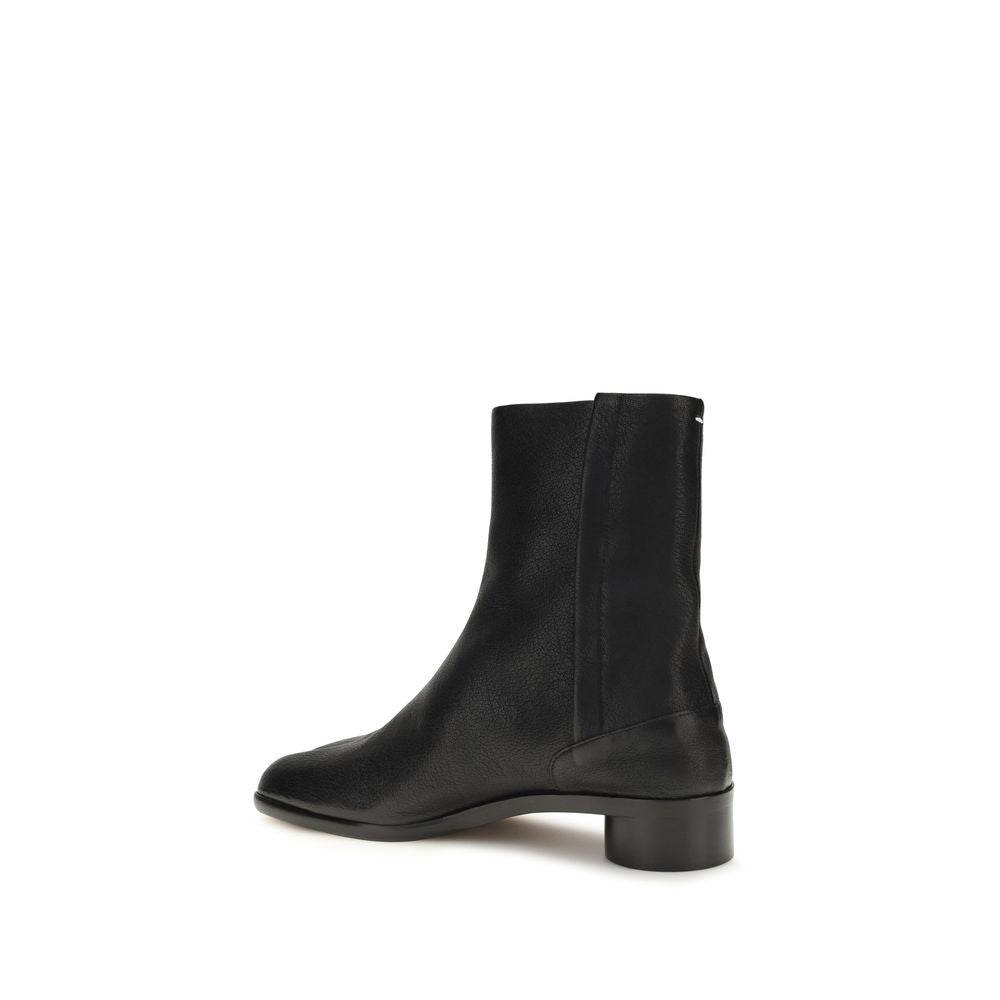 Ankle Boots by Maison Margiela for men in bos taurus calf grained leather black & signature features an enchanting design from the Icon Men's Bos Taurus Calf Grained Leather Ankle Boots collection, highlighting a enchanting and for a refined look.