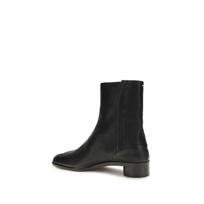 Ankle Boots by Maison Margiela for men in bos taurus calf grained leather black & signature features an enchanting design from the Icon Men's Bos Taurus Calf Grained Leather Ankle Boots collection, highlighting a enchanting and for a refined look.