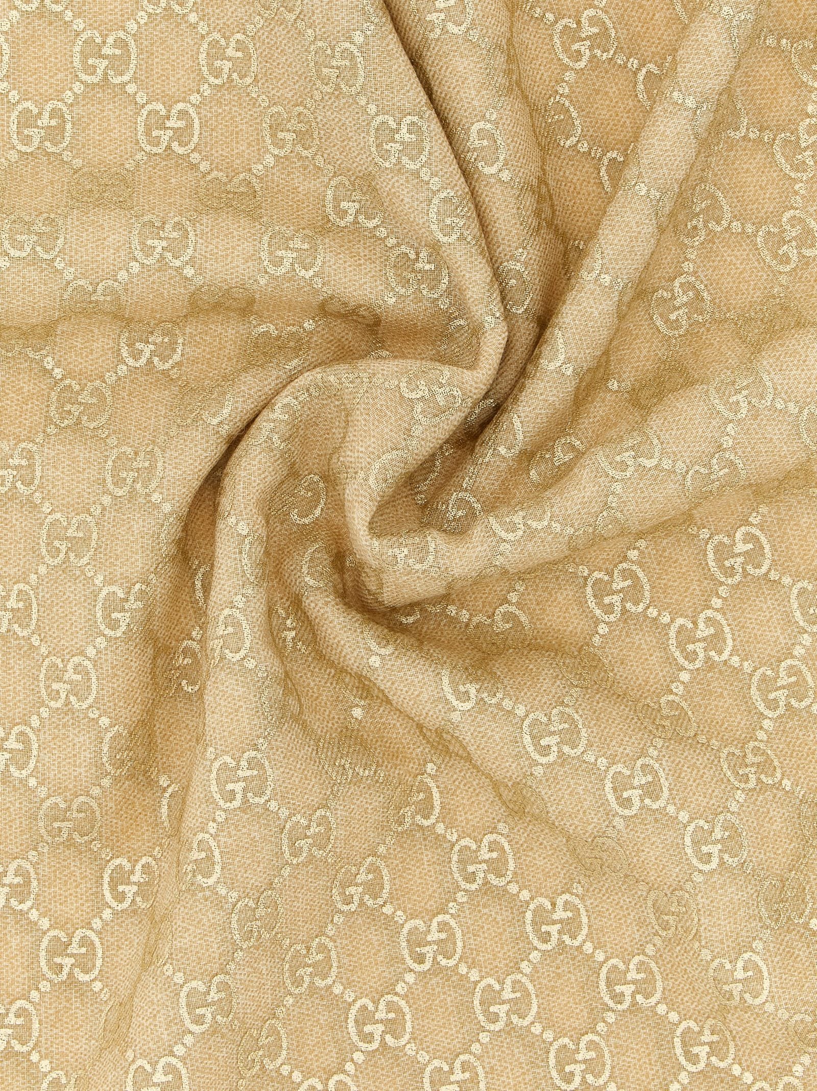 Scarf by Gucci for women in wool beige & jacquard presents a cosy silhouette, artfully capturing the sophisticated design and premium aesthetic of the Gg Wool Rectangular Fringes Scarf.