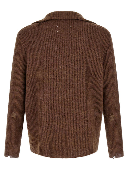 Cardigan by Maison Margiela for men in linen & wool brown features an impeccable silhouette, showcasing a sophisticated and detail for a truly impeccable finish.