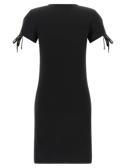 Dress by Burberry for women in stretch cotton black presents a sinuous silhouette, showcasing a sophisticated and detailed with a sinuous short for a refined finish.