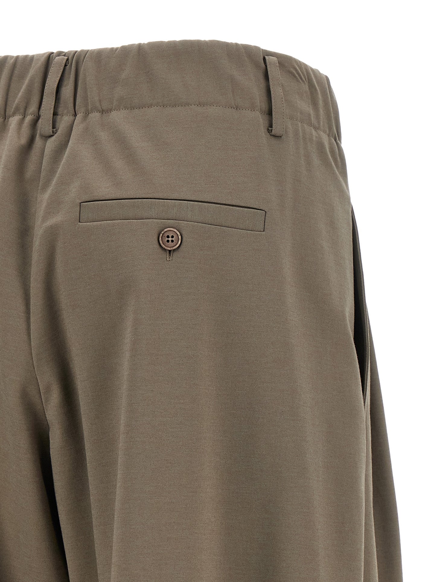 Activewear Pants by Brunello Cucinelli for women in stretch cotton & polyamide gray features an versatile silhouette, integrating performance-ready with a versatile athletic, flared, wide & cropped, cropped, and .