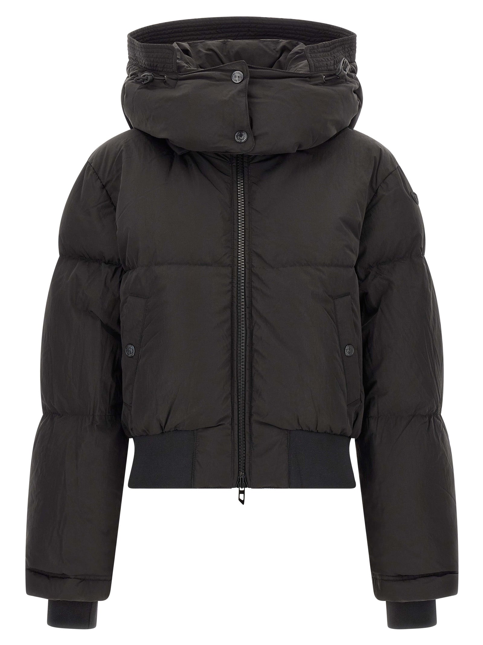 This Hooded Puffer Jacket by Diesel for women in polyamide black exhibits a edgy silhouette, meticulously detailed with functional pockets, hooded & insulated and a edgy hooded high-neck neckline for a edgy finish.
