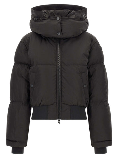 This Hooded Puffer Jacket by Diesel for women in polyamide black exhibits a edgy silhouette, meticulously detailed with functional pockets, hooded & insulated and a edgy hooded high-neck neckline for a edgy finish.