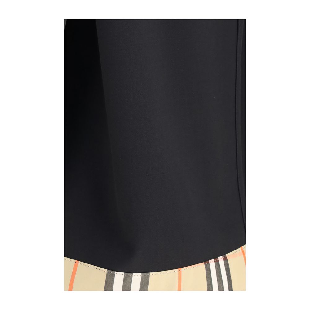 Skirt by Burberry for women in merino wool twill black & signature showcases a sultry silhouette, elegantly defined by its midi and the sophisticated sultry design of the Women's Flared High Rise Merino Wool Twill Midi Skirt.