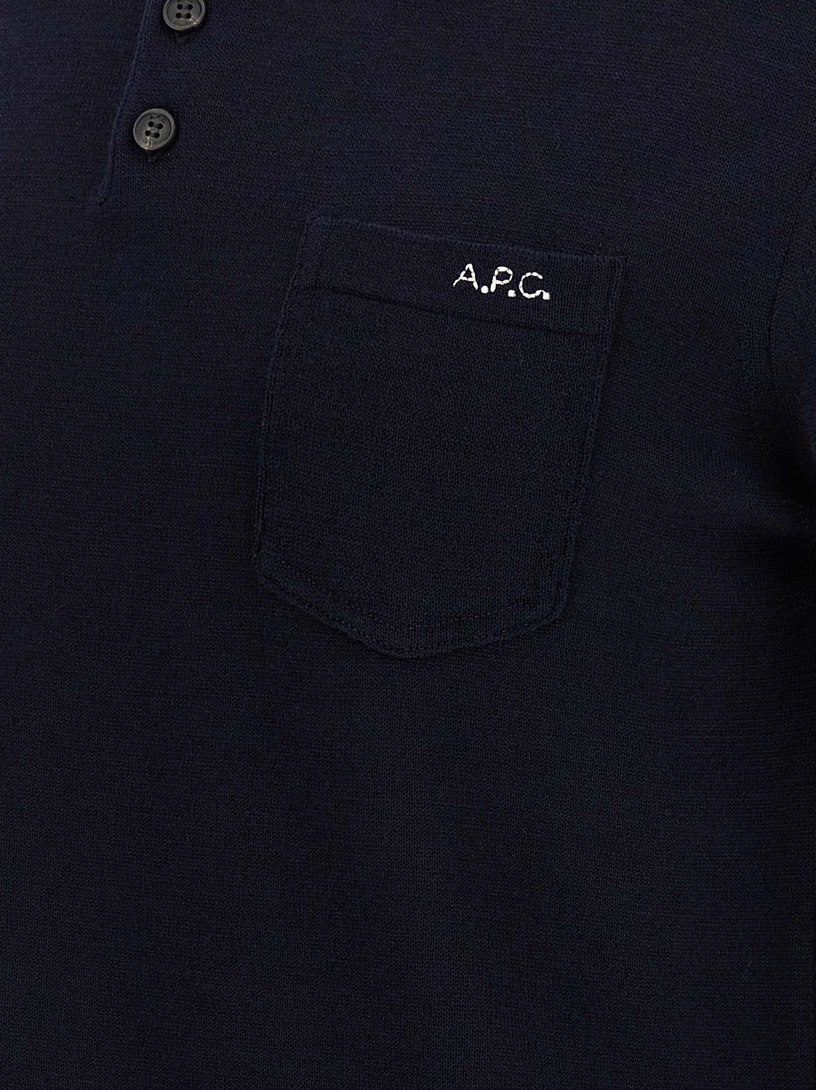 This Sweater by A.P.C. for men in virgin wool blue presents a understated silhouette, featuring a sophisticated and for a understated finish.