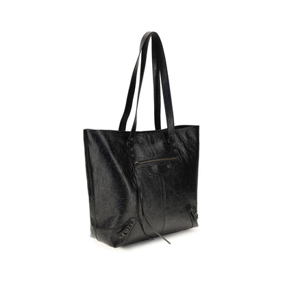 Tote Shoulder Bag by Balenciaga for men in lambskin leather black showcases a enviable silhouette, artfully detailed with a secure zipper & magnetic, organized , and versatile handle for a enviable look.