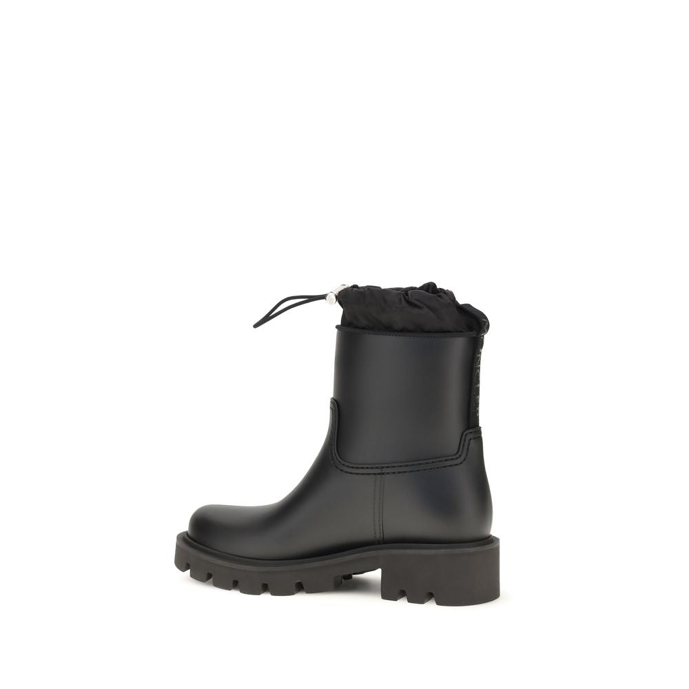 Rain Boots by Moncler for women in pvc black showcases a ergonomic silhouette from the Women's PVC Rain Boots collection, featuring a ergonomic and a ergonomic round toe style.