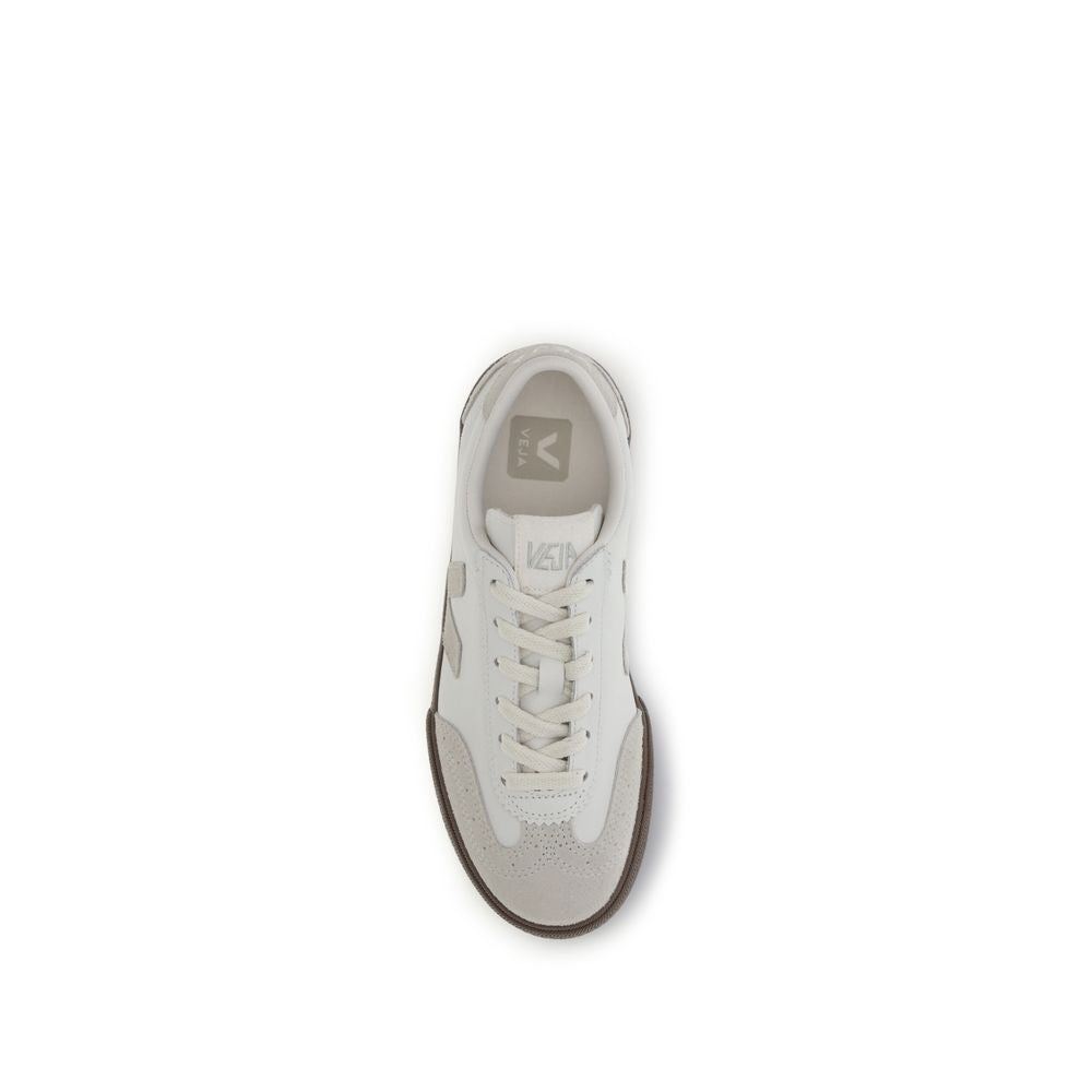 Sneakers by Veja for women in organic cotton & bos taurus suede calf leather white presents a sumptuous silhouette, artfully capturing the essence of the Women's Fashion Organic Cotton & Bos Taurus Suede Calf Leather Sneakers with its sumptuous fashion style design.