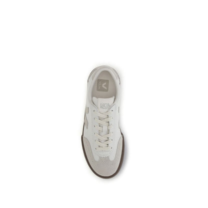 Sneakers by Veja for women in organic cotton & bos taurus suede calf leather white presents a sumptuous silhouette, artfully capturing the essence of the Women's Fashion Organic Cotton & Bos Taurus Suede Calf Leather Sneakers with its sumptuous fashion style design.